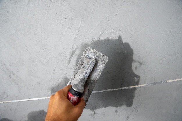 Photo applying decorative concrete to the wall