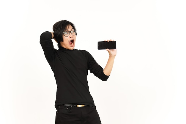 Apps of advertenties tonen op een leeg scherm Smartphone van knappe Aziatische man geïsoleerd op een witte achtergrond