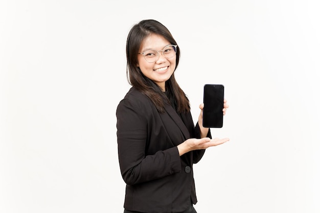 Apps of advertenties weergeven op een leeg scherm Smartphone van een mooie Aziatische vrouw die een zwarte blazer draagt