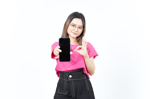 Apps of advertenties weergeven op een leeg scherm Smartphone van mooie Aziatische vrouw geïsoleerd op een witte achtergrond