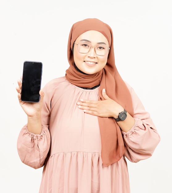 Apps tonen op een leeg scherm Smartphone van mooie Aziatische vrouw die Hijab draagt die op wit wordt geïsoleerd