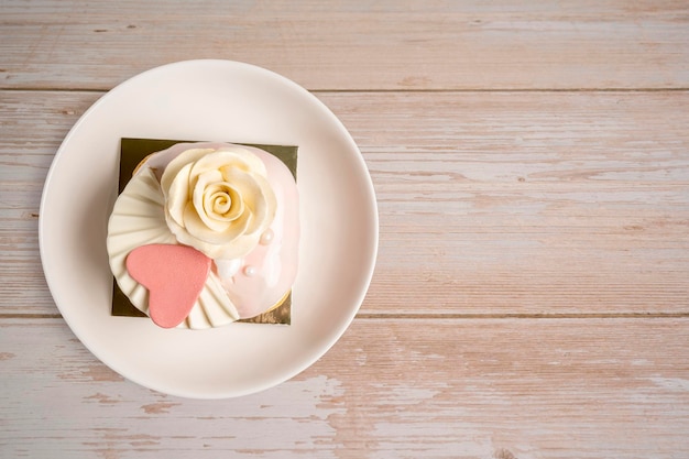 Foto mousse di ceylon all'albicocca su tavola di legno buono per san valentino