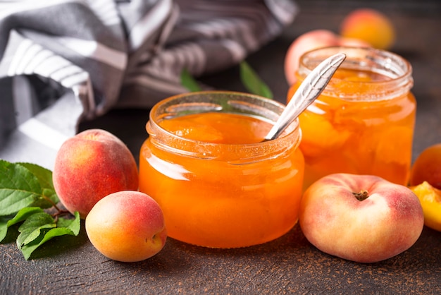 Marmellata di albicocche in barattolo di vetro