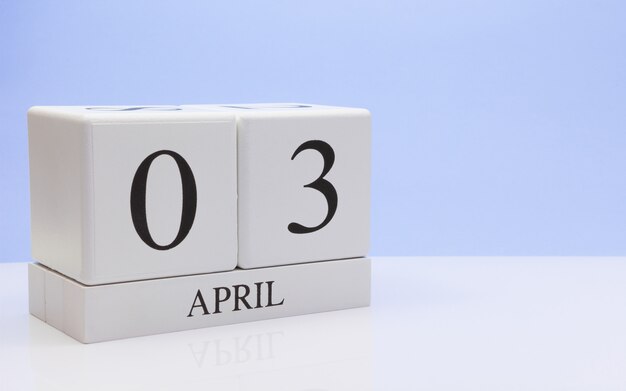 3 апреля 03 день месяца, ежедневный календарь на белом столе с отражением