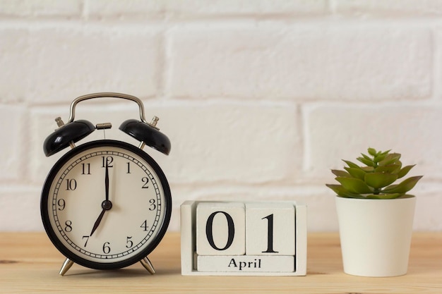 木製の白いカレンダーの4月1日明るい背景の4月1日春の日笑いの世界の日