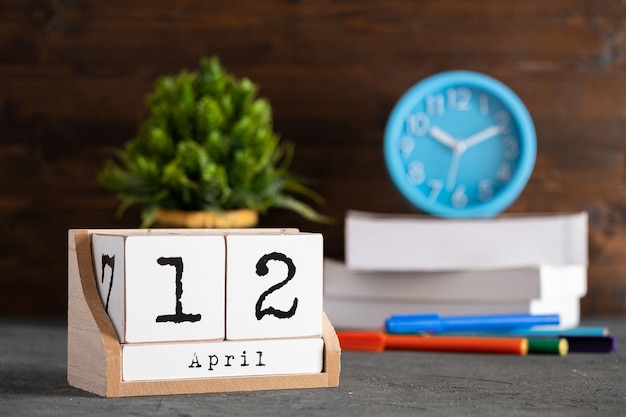 Photo april 12 april 12 wooden cube calendar with blur objects on background