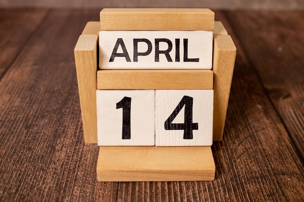 4월 14일 표지 자연 바탕 색 목조 달력