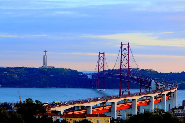 Foto 25 aprile: ponte sul fiume tago al tramonto.