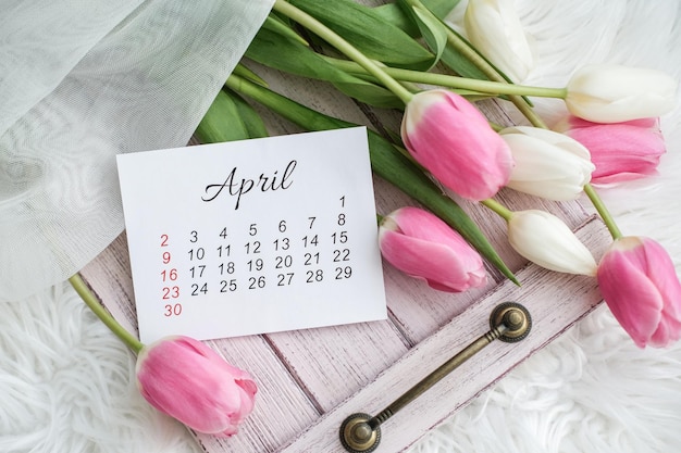 Foto calendario di aprile e bouquet di tulipani