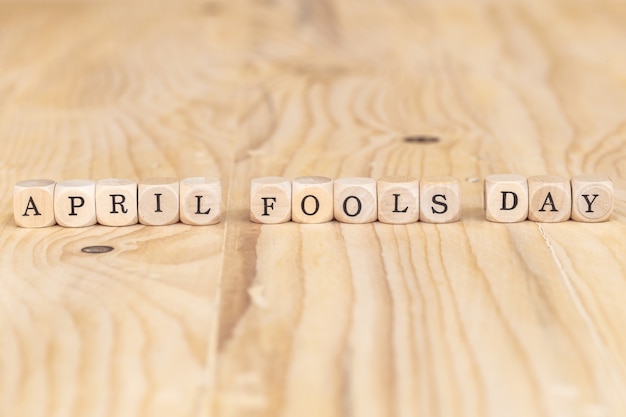 April Fools &#39;Day, Close-up word gemaakt van houten letters op de tafel