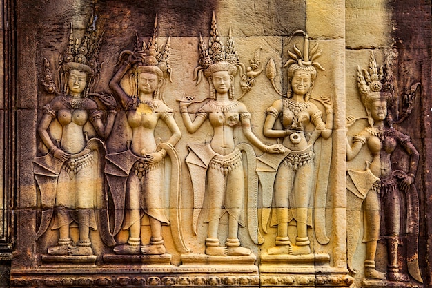 Apsaras - antico bassorilievo nel tempio di angkor wat, cambogia