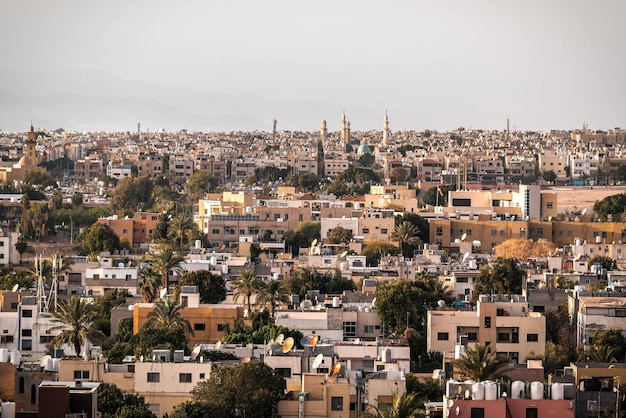 Aqaba stad bij zonsondergang. Jordanië