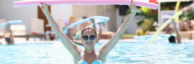 Aqua-aerobe training met waterfitnessapparatuur vrouwen trainen met het concept van zwemnoedels