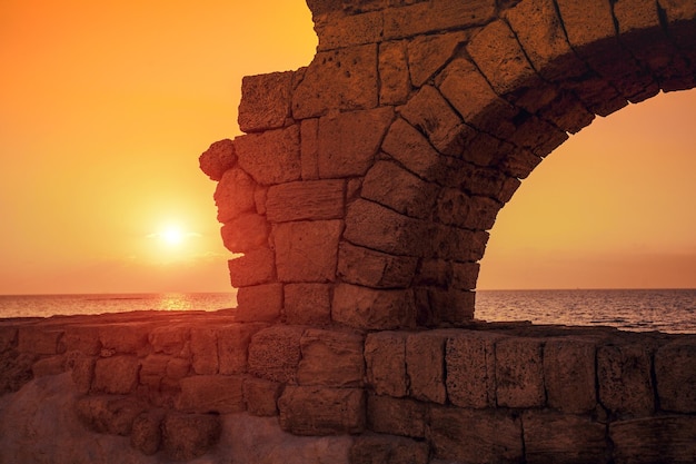 Aquaduct in de oude stad Caesarea bij zonsondergang