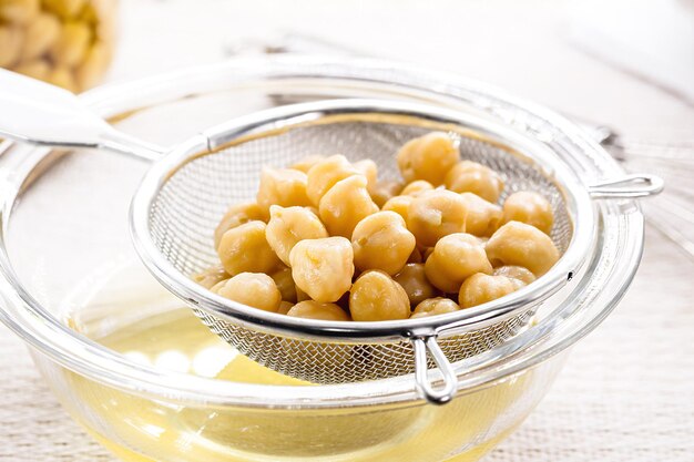 写真 アクアファバはひよこ豆を調理するための液体です 多くのレシピで卵白の自家製代替品として使用されるビーガンまたはベジタリアン食材です