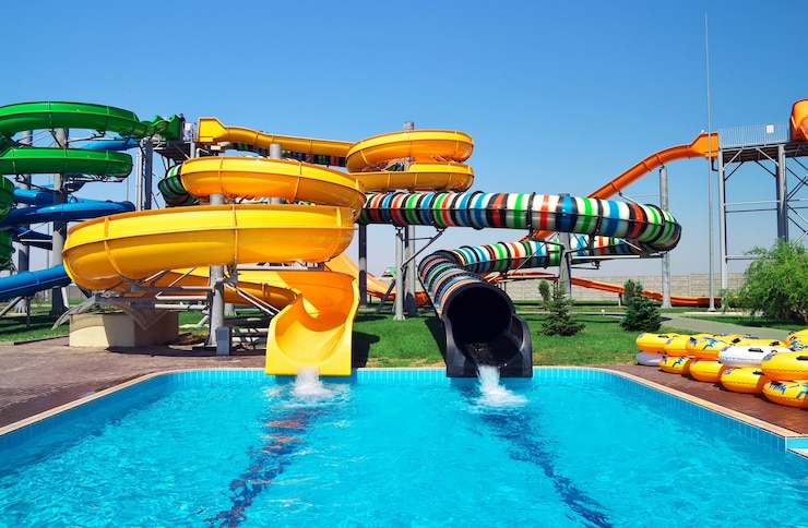 Photo aquapark sliders, aqua park, water park. kirillovka, ukraine
