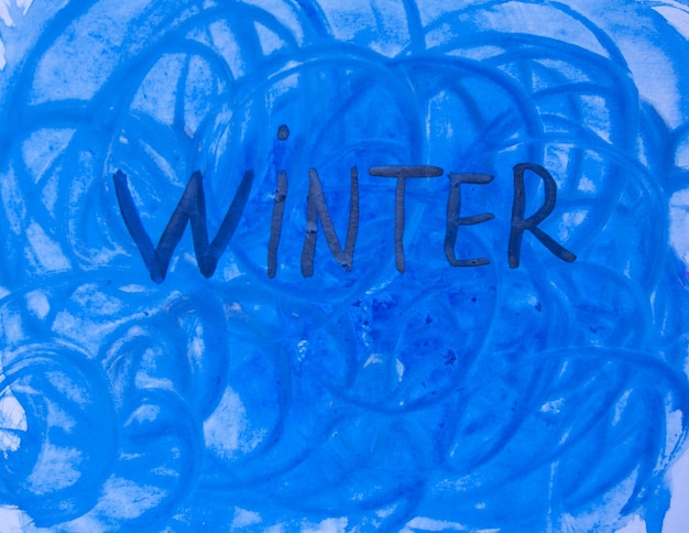 Aquarel winter achtergrond. Aquarel illustratie van abstracte kunst met de inscriptie winter in blauwe tinten.