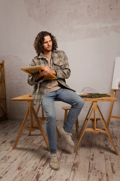 Foto aquarelkunstenaar in zijn atelier