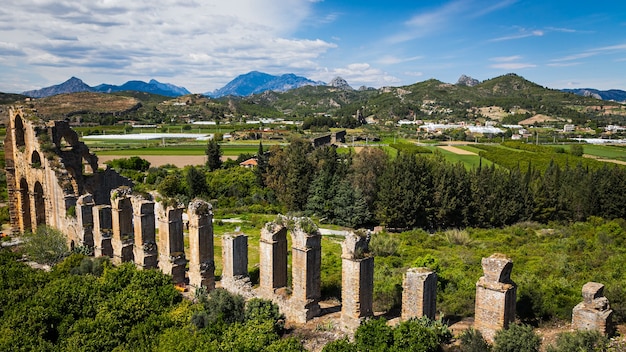 Photo aqueduct of the ancient city of aspendos, turkey.