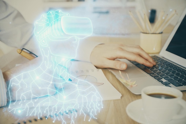 Foto ar-hologram met een man die op de achtergrond aan een computer werkt augmented reality-concept dubbele blootstelling