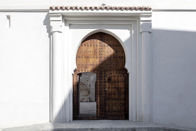 古いメディナのアラブ建築。通り、ドア、窓、詳細。タンジール、モロッコ