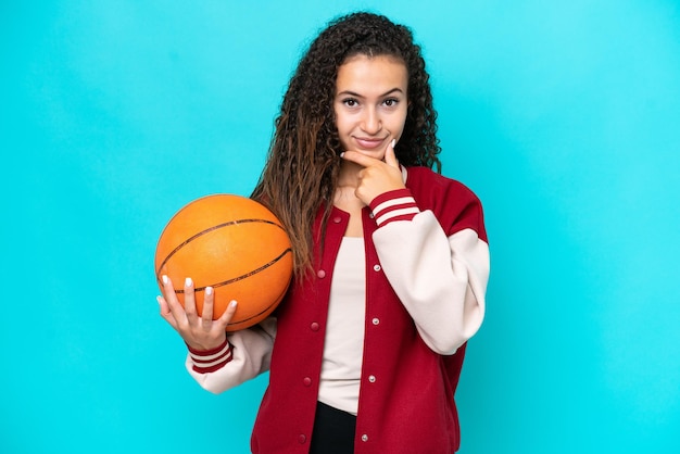 Foto donna araba del giocatore di pallacanestro isolata sul pensiero blu del fondo