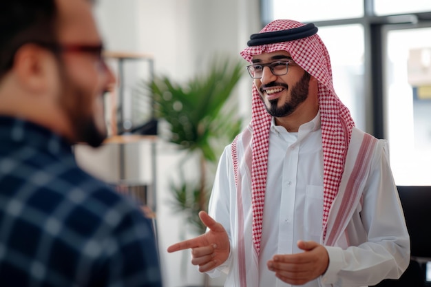 Арабский бизнесмен обсуждает деловые вопросы со своим коллегой в современном офисе