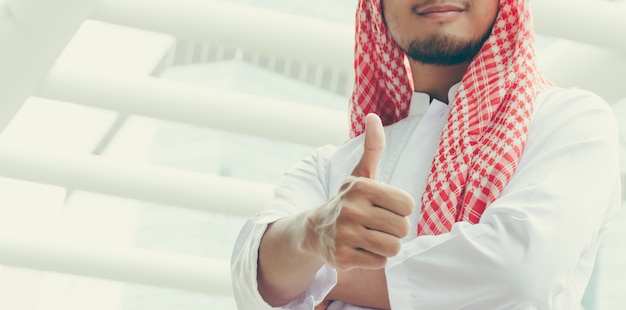 Photo arab businessmen  showing thumb up because the job was successful.