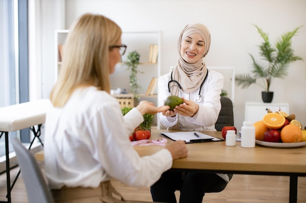 Photo arab female doctor makes treatment plan for gastrointestinal tract