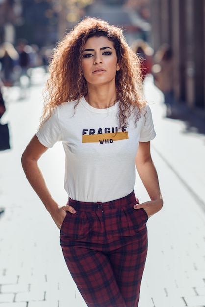 Photo arab girl in casual clothes in the street. girl power concept.