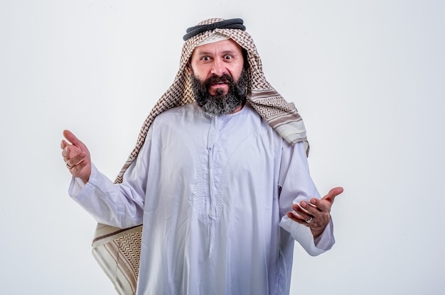 Арабский мужчина показывает палец вверх, стоя на фоне