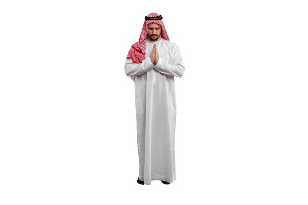 Foto uomo arabo su sfondo bianco in costume tradizionale mostra una varietà di gesti delle mani pronto per il taglio e la modifica