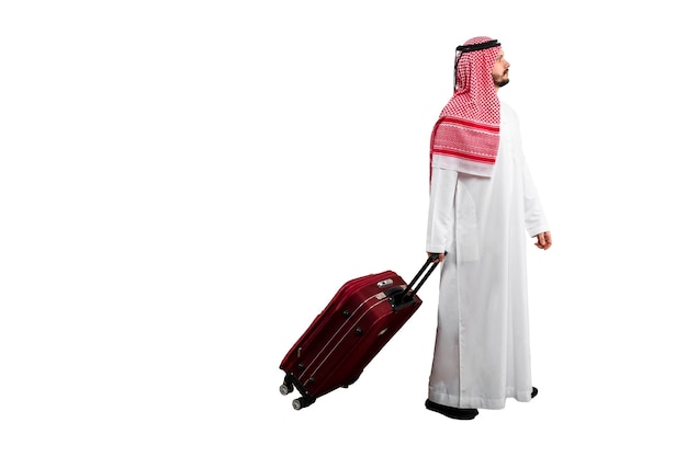 Фото Арабский мужчина с чемоданом на белом фоне в традиционном костюме готов к резке и редактированию