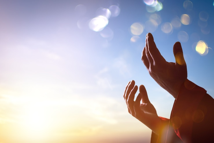 Photo arab muslim man hands pray under sunrise light