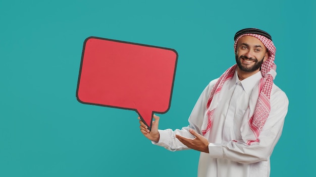 Photo arab person showing speech bubble