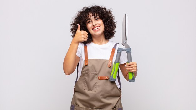 剪定ばさみを持つアラブのきれいな女性の庭師