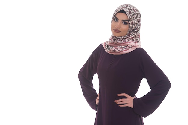 アラブのサウジ女性半身ポーズ自信を持って