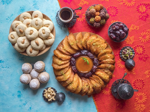 Dolci arabi. pancake arabo farcito con formaggio dolce e pistacchi.