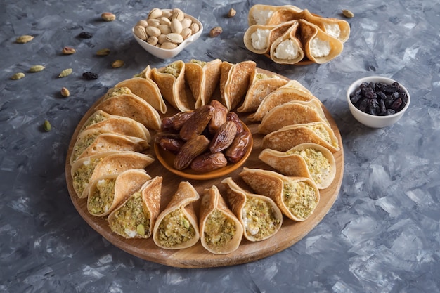 アラブのお菓子。甘いチーズとピスタチオを詰めたアラビアのパンケーキ。