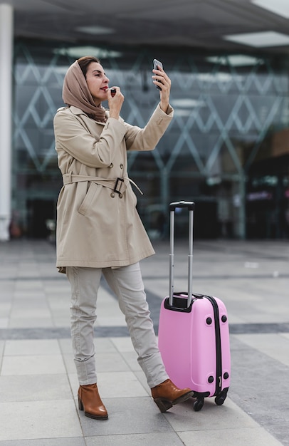 Hijab는 selfie를 복용으로 아랍 여성