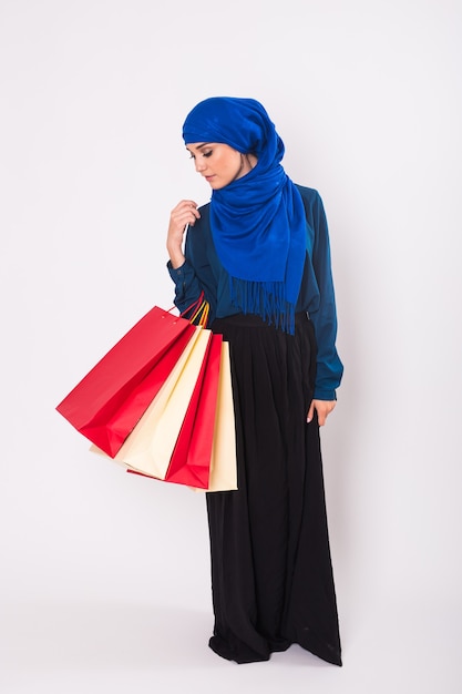 스튜디오에서 쇼핑 가방 아랍 여성