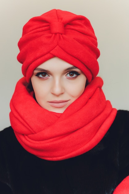 Foto signora araba che indossa un cappello di lana