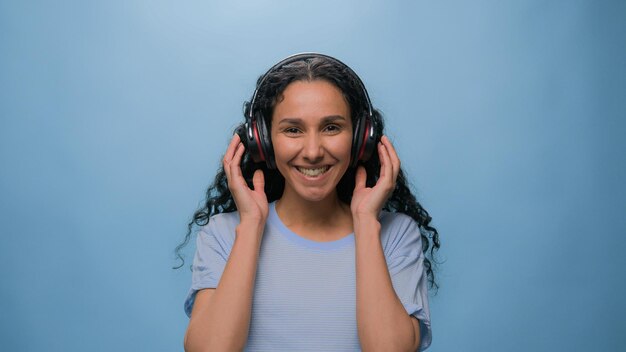 アラブの女性 幸せなイスラム教徒の女の子 無頓着な陽気な喜びの女性 女性 ヘッドフォンをかぶって踊る