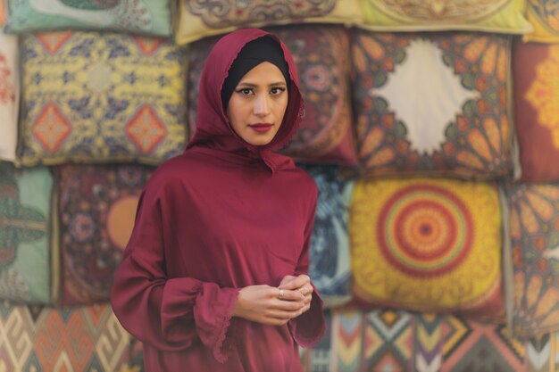 Photo arabian young muslim woman sitting in a cafe