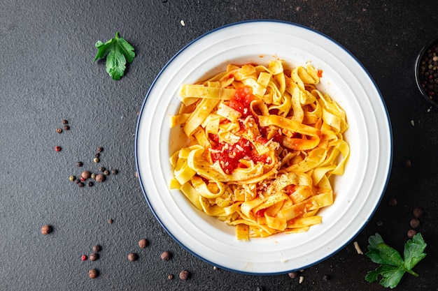 Arabiata pasta tomaat groentesaus tagliatelle of linguini maaltijd snack op tafel kopieer ruimte