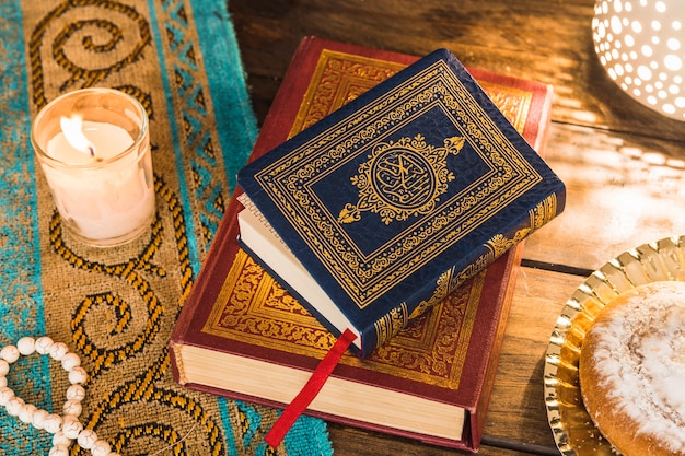 Photo arabic books between candle and bun