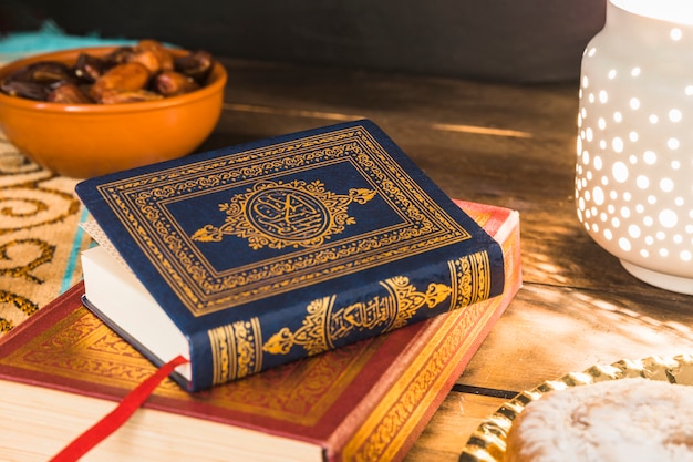 Photo arabic books lying on table