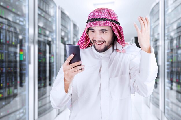 Photo arabic businessman using his phone