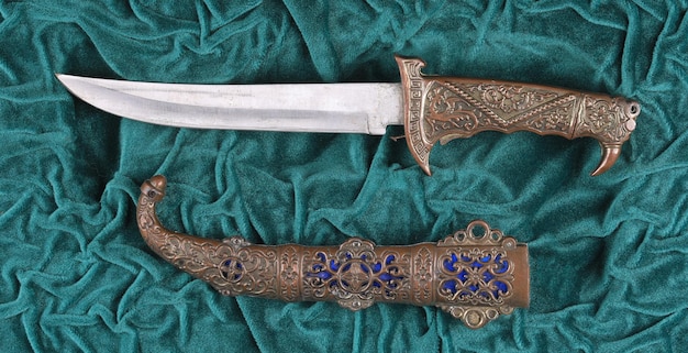 緑のビロードのアラビア短剣