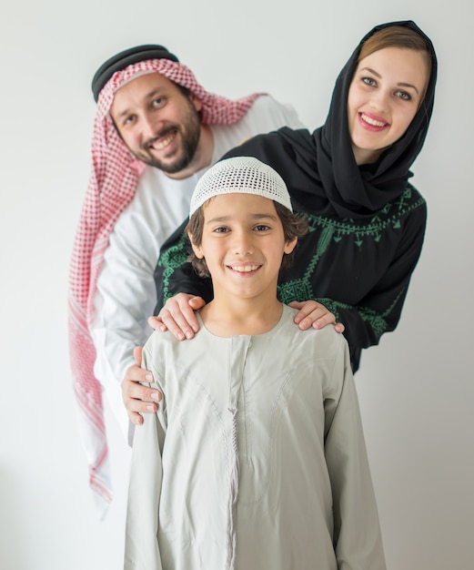 아랍어 가족 포즈와 미소